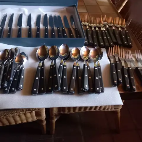 bestek, NEIUW - 12 messen - 12 lepels - 12 dessertlepels - 10 vorken - 6 vleesvorken