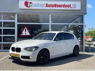 BMW 1-serie 114i Upgrade Edition /170 PK/Cruise/Airco/Lederen Sport interieur/Xenon/APK 07-2027/