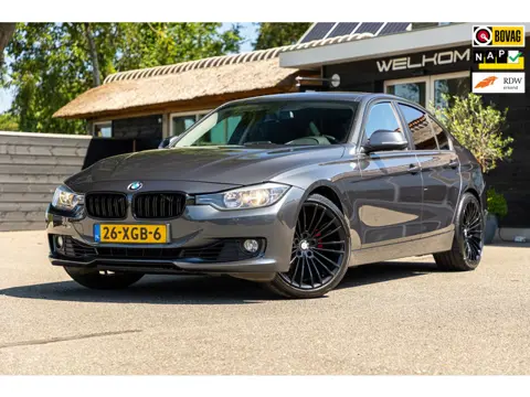 BMW 3-serie 320i Executive Automaat I 19 Inch I Cruise I Airco I Parkeersensoren I Bluetooth I Navig