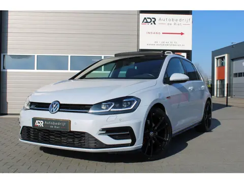 Volkswagen Golf 1.5 TSI Highline Business R / PANO / CAMERA / PDC V+A/ BOM VOLLL