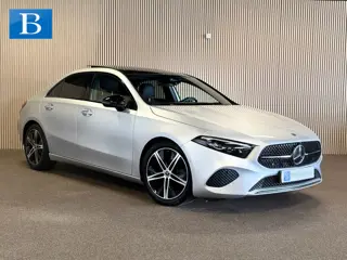 Mercedes-Benz A-Klasse 180 Progressive-NIGHT-PANORAMA-CAMERA-DODEHOEK-KEYLESS-SFEER