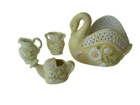MINIATUUR SET GEEL MET BLOEMEN met ZWAAN 4 DLG Nieuw