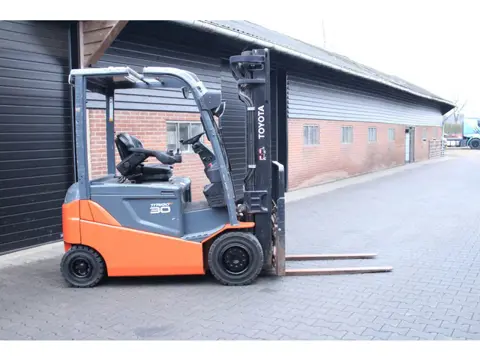 Toyota 8FBMKT30 heftruck elektrische triplex sidesift