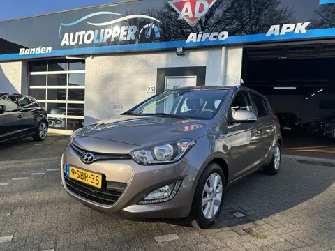 Hyundai i20 1.2i i-Deal /Airco/all season banden/Lm velgen/Nieuwe apk bij aflevering/Trekhaak afneem