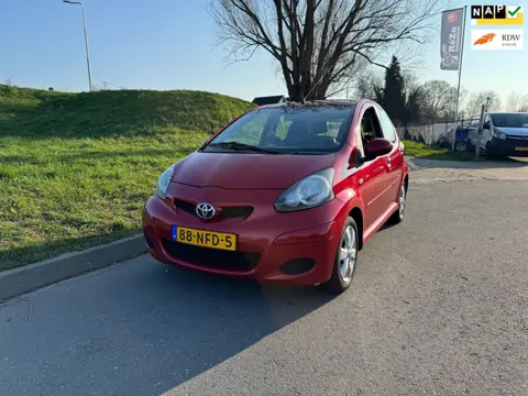 Toyota Aygo 1.0-12V Aspiration Red Airco LM velgen