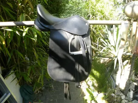 AANGEBODEN dressuurzadel