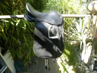 AANGEBODEN dressuurzadel