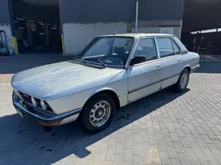 BMW 5-serie 525 E12 Handgeschakeld schuurvondst Restauratieproject