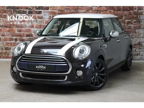 MINI Hatchback Cooper 5 deurs Automaat / Navigatiesysteem Professional / Cruise Control / Chili Pakk