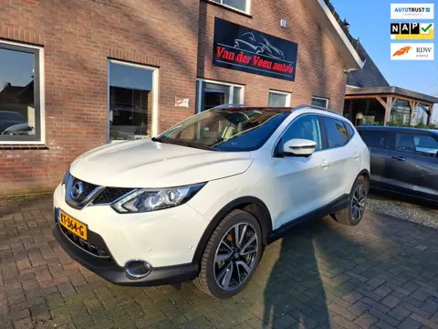 Nissan Qashqai 1.2 Tekna. Lage kmstand! Zeer netjes en o.a. pano, leder, stoelverwarming, camera, tr