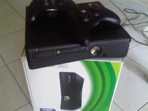 NIEUWE XBOX 360 SLIM 250GB + 2 CONTROLLERS EN 8 SPELLEN!!