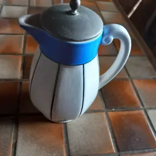 Aardenwerk kannetje , met zeefje zeer oud