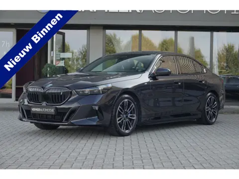 BMW i5 eDrive40 84 kWh | M Sport Pro | BTW | Leder | Black Pack | Iconic Glow Grile |