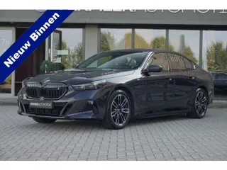 BMW i5 eDrive40 84 kWh | M Sport Pro | BTW | Leder | Black Pack | Iconic Glow Grile |
