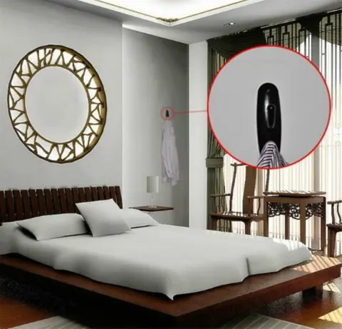 SPY kleding hanger , camera met beweging detectie