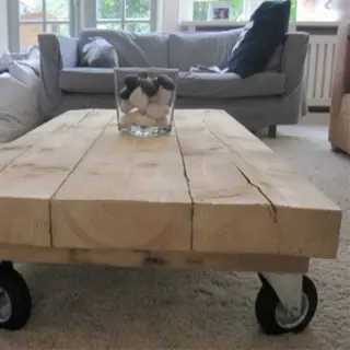 Robuuste, strakke salontafel op wielen