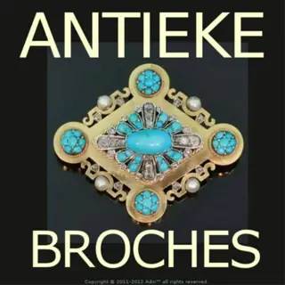 Expert antiek-juwelier verkoper van antieke brooches.