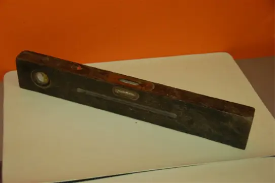 OUDE WATERPAS VAN HOUT