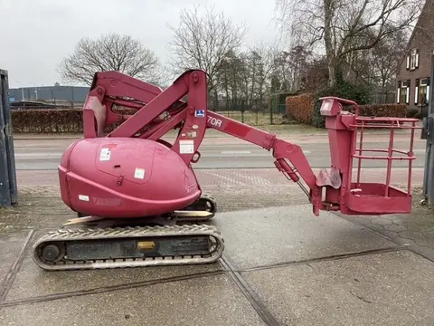 Gebruikte knik hoogwerker op rups Maeda NUL070