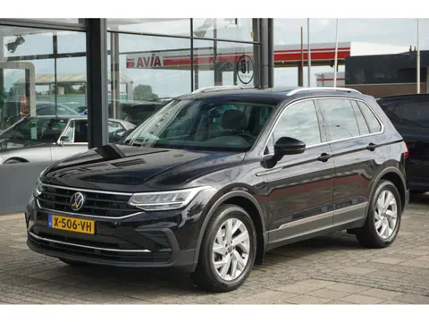 Volkswagen Tiguan 1.5 TSI Life Business | PANO | trekhaak | leer