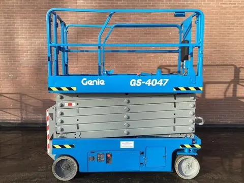 Schaar hoogwerker Genie GS4047 ( met nieuwe batterijen)