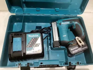 Gebruikte nietmachine Makita DST221