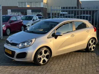 Kia Rio 1.4 CVVT Comfort Pack 109PK 5 DEURS! AIRCO l 17'LMV l MTF-STUUR l ELEK PAKKET! DEALER OH l T