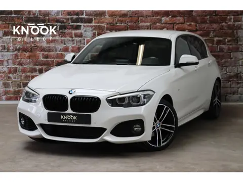 BMW 1-serie 118i Executive M Sport Pakket Automaat 5 deurs / Navigatiesysteem / 18 Inch / LED / Trek