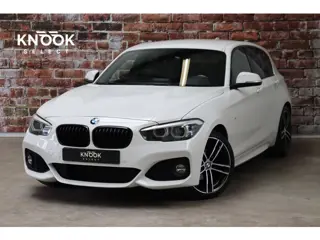 BMW 1-serie 118i Executive M Sport Pakket Automaat 5 deurs / Navigatiesysteem / 18 Inch / LED / Trek