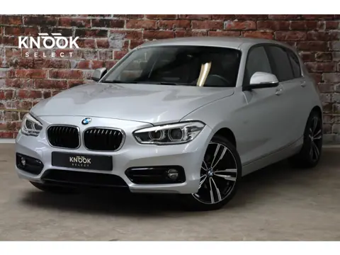 BMW 1-serie 116i Executive Sport Line 5 deurs / Navigatiesysteem / Trekhaak / LED / Sportstoelen / P