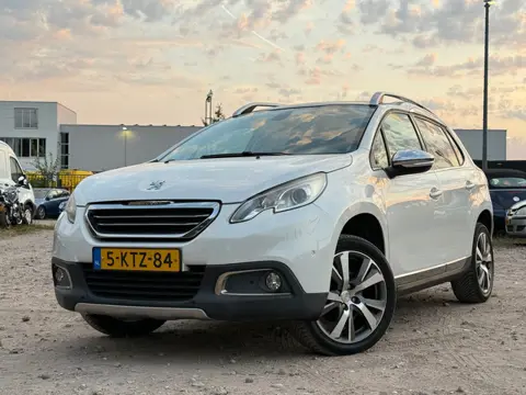 Peugeot 2008 1.6 VTi Féline/ PANO/ LED