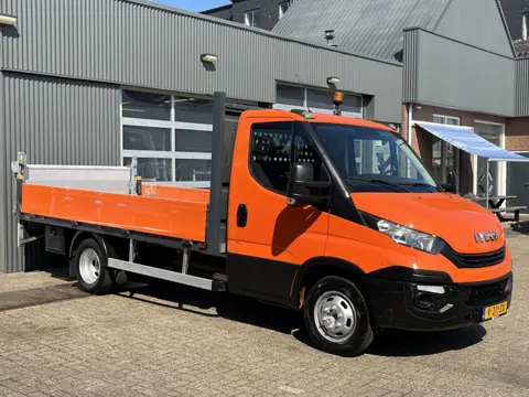 Iveco Daily 35C14 2.3 375 Laadklep 500kg Trekhaak 3500kg trekgewicht Airco 2-Persoons Open laadbak P