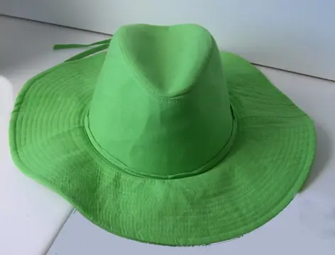 HOED (Strandhoed) KATOEN KLEUR GROEN NIEUW 2 stuks .