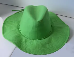 HOED (Strandhoed) KATOEN KLEUR GROEN NIEUW 2 stuks .