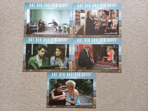 AUF DER ANDEREN SEITE lobbycard set.
