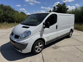 Renault Trafic 2.0 dCi 115pk L2 H1 airco trekhaak navi 3 zits