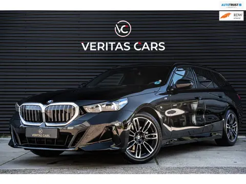 BMW 5-serie Touring 520i M-Sport Pro 208PK|BTW|Pano|Camera|HUD|H&K|Laser|Iconic Sounds|Sfeer|Trekhaa