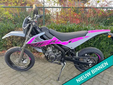 Rieju MRT SM 50 E5+ NIEUW MATT GREY / PINK BETAAL met in3
