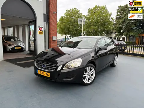 Volvo V60 1.6 T3 Momentum DEALER OH AIRCO NAVI LMV TREKHAAK
