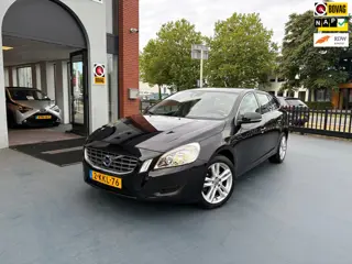 Volvo V60 1.6 T3 Momentum DEALER OH AIRCO NAVI LMV TREKHAAK