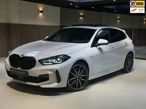 BMW 1-serie 120i High Executive|Pano|HUD|Keyless|Sfeer