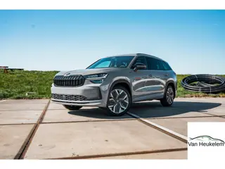 Skoda Kodiaq 1.5 TSI PHEV Sportline | PANO | TREKHAAK | 20" VELGEN | STEEL GREY