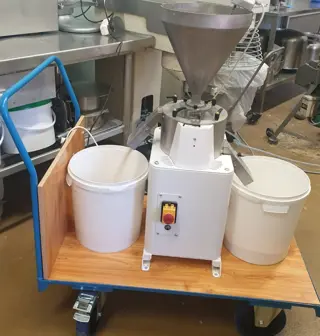 Te koop: Concentrator, graanmolen, perskoekmolen voor olie.