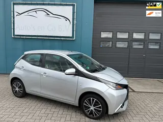 Toyota Aygo 1.0 VVT-i x-play 5-deurs Airco Cruise Achteruitrij camera Compl dealer onderh NL Auto NA