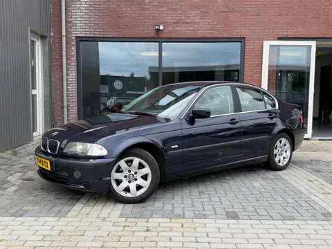 BMW 3-serie 318i Executive | Roest Vrij | Cruise | Airco | PDC |