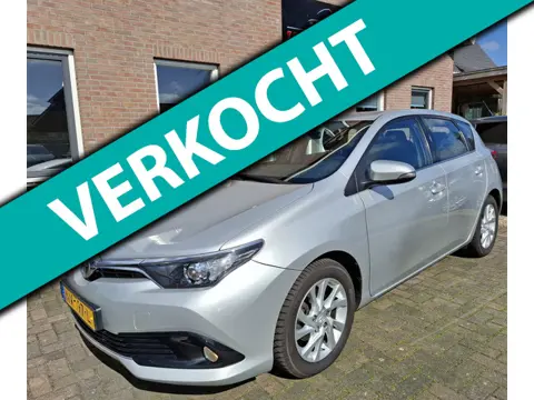 Toyota Auris 1.2T Aspiration. Dealer onderhouden! Zeer netjes en luxe. O.a. camera, afn. trekhaak, c