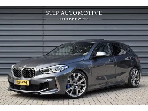 BMW 1 Serie M135i xDrive 306pk | Pano | Harman/Kardon | Head-Up | 19'' Wielen | Stuur + Stoelverwarm