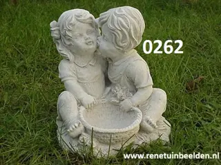 Jongen kus het meisje. nr 0262.