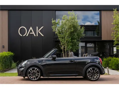 MINI Cabrio 2.0 Cooper S F1 Aut. | JCW-Trim | Navi | Schaalstoelen | H&K | Head-Up | Camera | 18"LM 