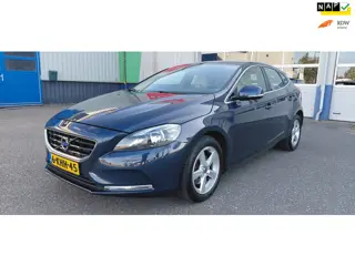 Volvo V40 1.6 T3 Momentum, in Excellent mooie staat verkerende 100 % Volvo dealer onderhouden auto.